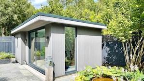 Exterior - Moonwood House - Welcome to country living at its very finest. (Beaulieu)