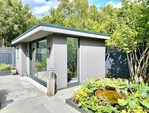 Exterior - Moonwood House - Welcome to country living at its very finest. (Beaulieu)