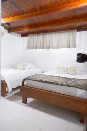 3 bedrooms, bed sheets - beachfront apartment (San andres Islas)