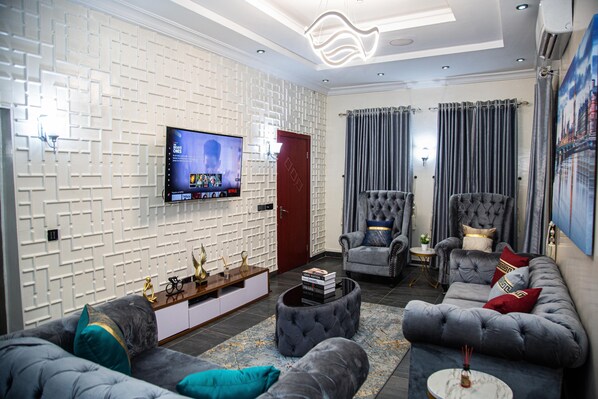 Luxe appartement | Woonruimte | Een 55-inch smart-tv met digitale zenders, televisie en Netflix