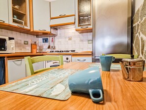 Een koelkast, een kookplaat, een koffiezetapparaat/waterkoker