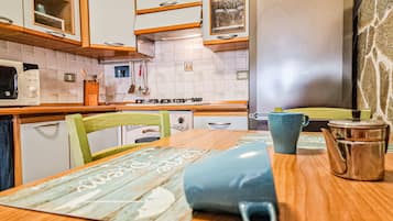 Kühlschrank, Herdplatte, Wasserkocher mit Kaffee-/Teezubehör