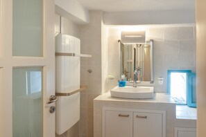 Shower, free toiletries, hair dryer, towels