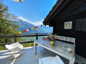Outdoor dining - Romantic chalet with a breathtaking view (Bettmeralp)