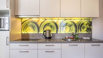 Kühlschrank, Mikrowelle, Herdplatte, Geschirrspüler