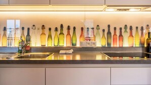 コーヒー / ティーメーカー、冷蔵庫、コンロ、食器洗い機