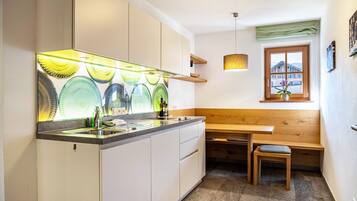 Kühlschrank, Herdplatte, Wasserkocher mit Kaffee-/Teezubehör