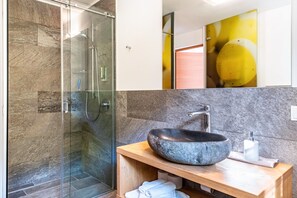 Dusche, kostenlose Toilettenartikel, Haartrockner, Handtücher