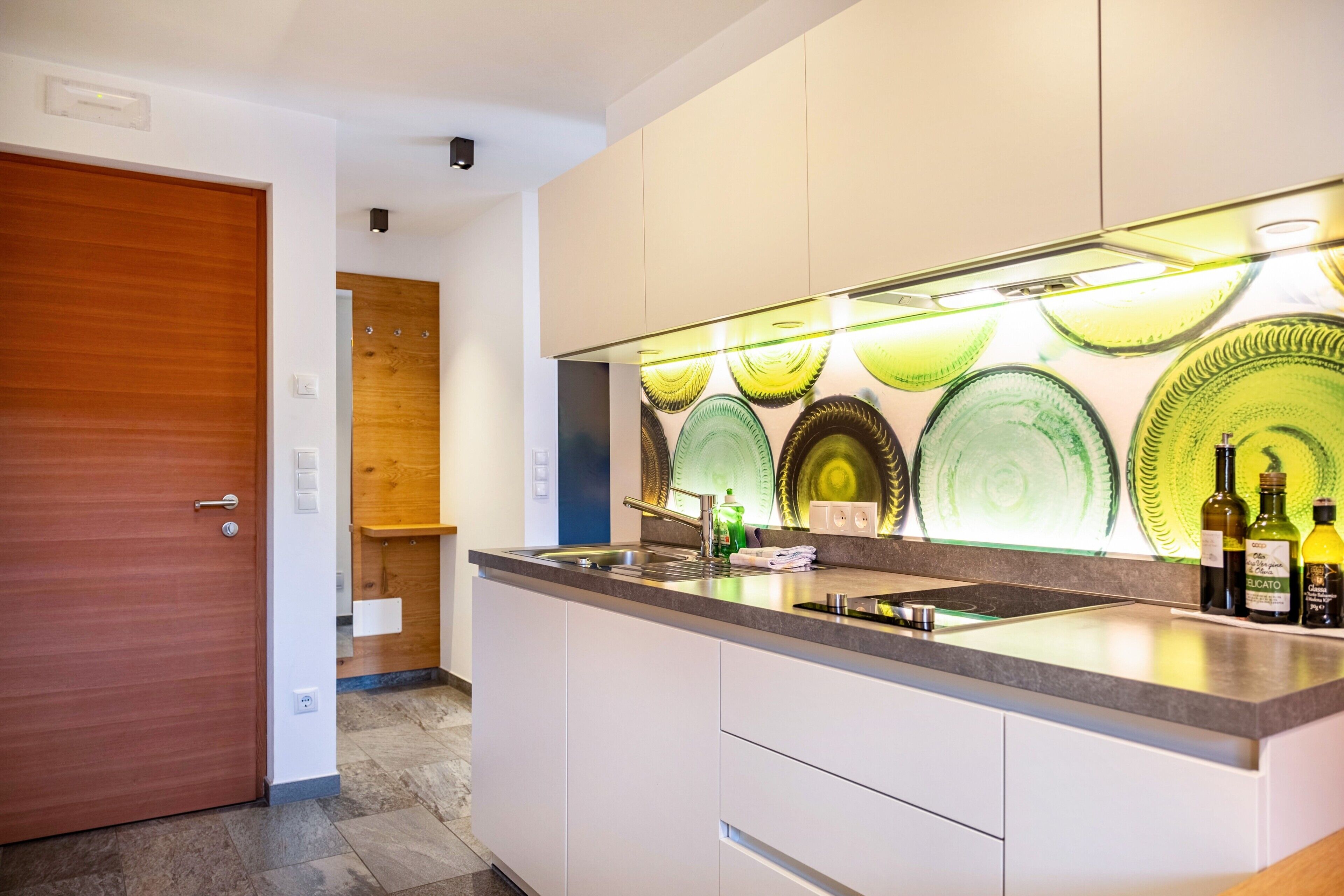 Kühlschrank, Herdplatte, Wasserkocher mit Kaffee-/Teezubehör