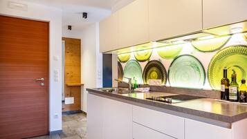 Kühlschrank, Herdplatte, Wasserkocher mit Kaffee-/Teezubehör