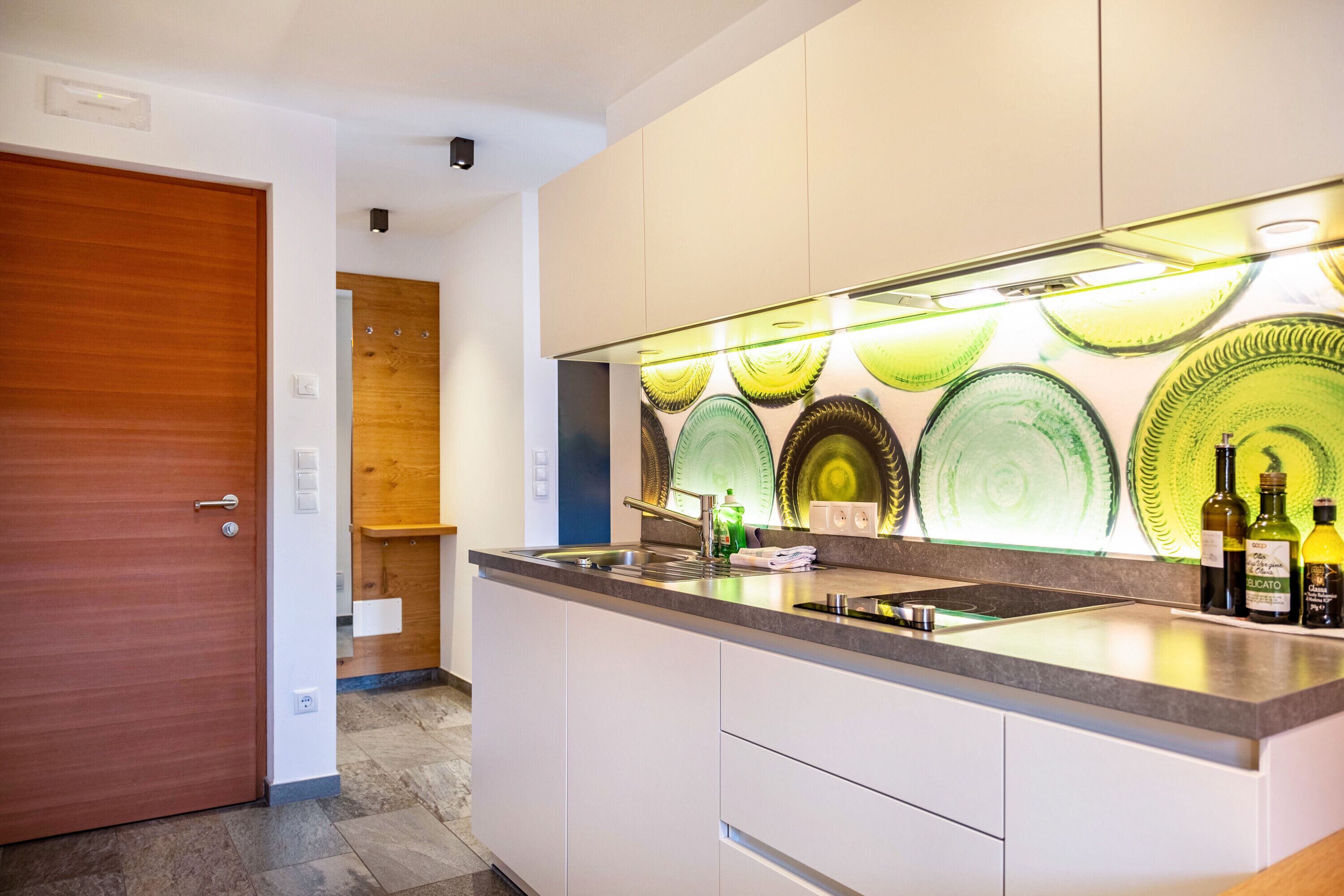 Kjøleskap, kokeplater, kaffetrakter/tekoker og vannkoker