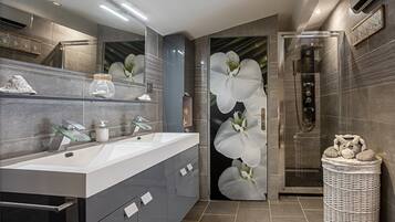 Badekar, gratis toiletartikler, hårtørrer, håndklæder