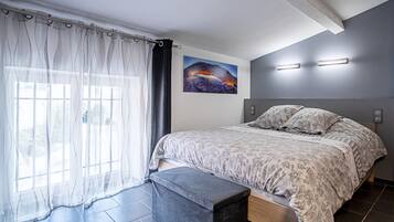 3 bedrooms, desk, iron/ironing board, free WiFi