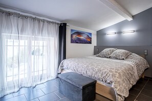 3 bedrooms, desk, iron/ironing board, free WiFi