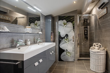 Bathtub, free toiletries, hair dryer, towels. Holiday Home 'Maison De Village Carcès' with Wi-Fi and Air Conditioning