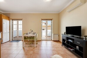 Dining - Holiday Apartment "Tourismer Centro" in City Center with Shared Terrace & Wi-Fi (Lagos)