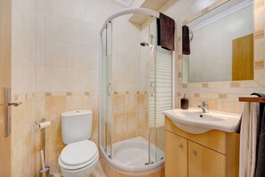 Bathtub, towels - Holiday Apartment "Tourismer Centro" in City Center with Shared Terrace & Wi-Fi (Lagos)