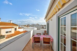 Outdoor dining - Holiday Apartment "Tourismer Centro" in City Center with Shared Terrace & Wi-Fi (Lagos)