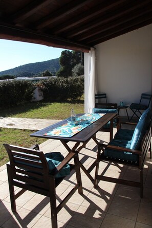 Outdoor dining - Holiday Home "Casa Della Luna" with Sea View, Private Pool and Wi-Fi (Budoni)