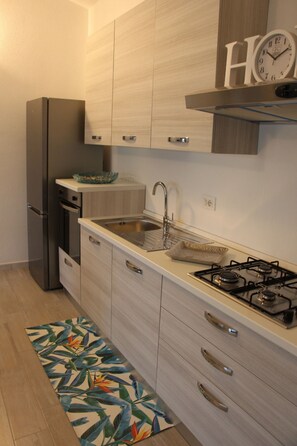 Kühlschrank, Ofen, Herdplatte, Geschirrspüler