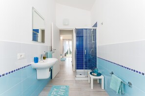 Dusche, Haartrockner, Handtücher