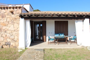Outdoor dining - Vacation Home "Casa Della Luna" with Sea View, Private Pool & Wi-Fi (Budoni)