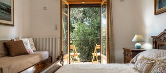 Apartment 'Makis Katelios' with Balcony, Wi-Fi and Air Conditioning