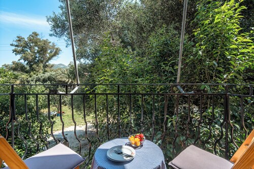 Apartment 'Makis Katelios' with Balcony, Wi-Fi and Air Conditioning