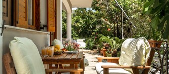 Studio Apartment 'Makis Family' with Private Terrace, Wi-Fi and Air Conditioning