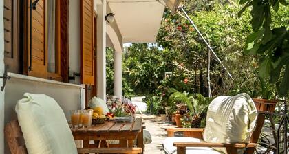 Studio "Makis Family" avec terrasse privée, Wi-Fi et climatisation.