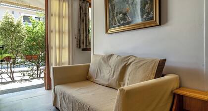 Einzimmerapartment 'Makis Family' mit privater Terrasse, WLAN und Klimaanlage
