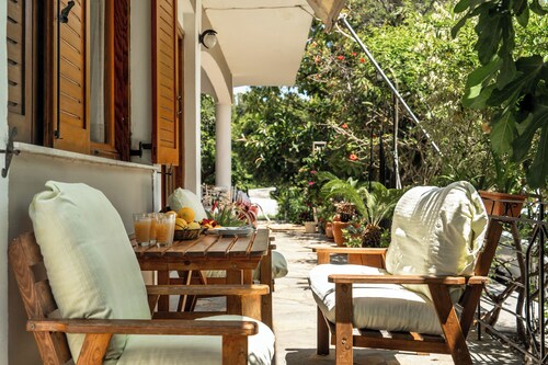 Einzimmerapartment 'Makis Family' mit privater Terrasse, WLAN und Klimaanlage