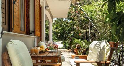 Einzimmerapartment 'Makis Family' mit privater Terrasse, WLAN und Klimaanlage