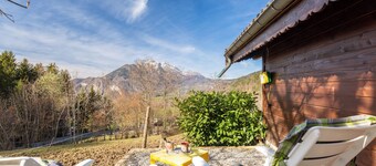 Chalet "Sauvage" avec vue sur les montagnes, terrasse privée et Wi-Fi.