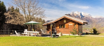 Chalet 'Sauvage' con vista sulle montagne, terrazza privata e Wi-Fi