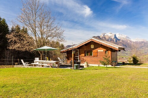 Chalet "Sauvage" avec vue sur les montagnes, terrasse privée et Wi-Fi.