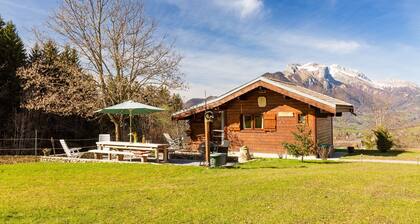 Chalet "Sauvage" avec vue sur les montagnes, terrasse privée et Wi-Fi.