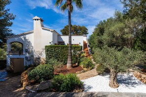 Property grounds - Chalet 'Casa Inés' with Private Terrace, Wi-Fi and Air Conditioning (Cala Murada)