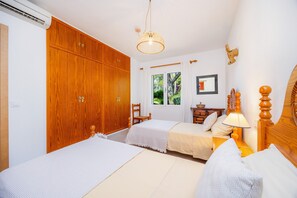 3 chambres, fer et planche à repasser, Wi-Fi gratuit, draps fournis