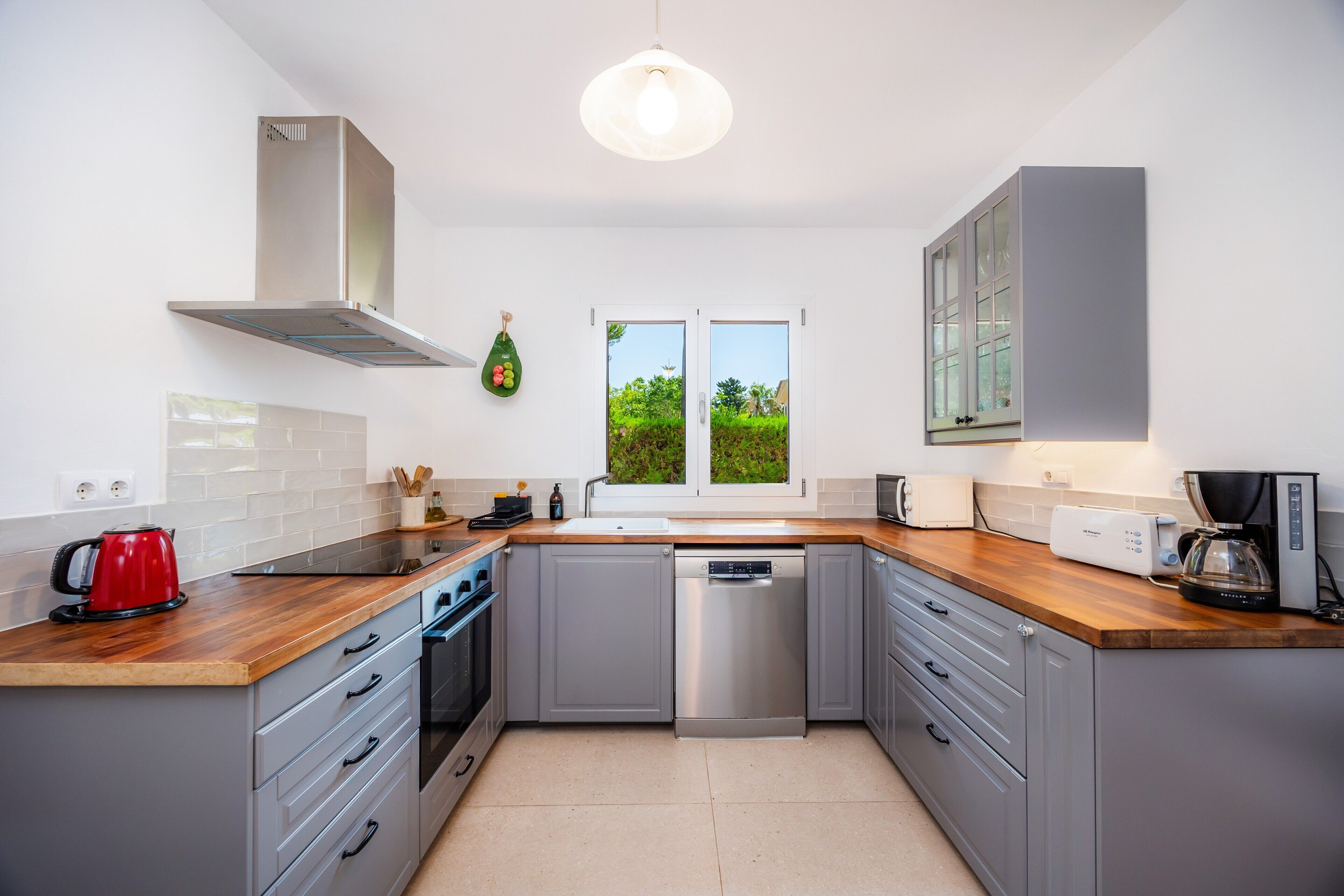 Kylskåp, mikrovågsugn, ugn och spishäll