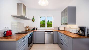 KylskÄp, mikrovÄgsugn, ugn och spishÀll