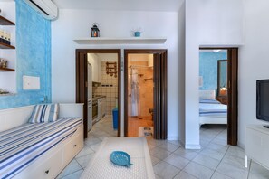 2 bedrooms, free WiFi, bed sheets, wheelchair access - Apartment 'Villa Oda - Trilocale Sul Mare' with Sea View, Wi-Fi and Air Conditioning (Capoliveri)