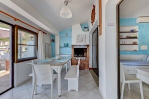 Dining - Apartment 'Villa Oda - Trilocale Sul Mare' with Sea View, Wi-Fi and Air Conditioning (Capoliveri)