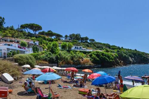 Appartement 'Villa Oda - Monolocale Sul Mare' avec vue sur la mer, Wi-Fi et climatisation.