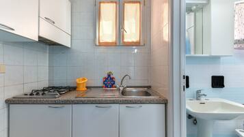 Køleskab, mikrobølgeovn, ovn, kogeplade