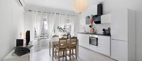 Refrigerador, microondas, horno, placa de cocina