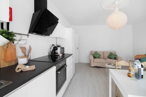 Fridge, microwave, oven, stovetop - Apartment 'Tavira Light and Cozy' with Balcony, Wi-Fi and Air Conditioning (Tavira)