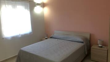 2 Schlafzimmer, BĂŒgeleisen/BĂŒgelbrett, kostenloses WLAN, BettwĂ€sche
