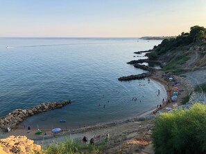 På stranden