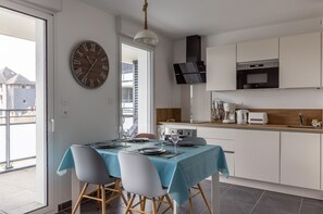 Fridge, microwave, oven, dishwasher - Riviera - T3 avec piscine partagée et parking (Arzon)